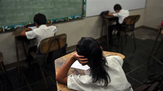 Cada vez menos niñas costarricenses terminan la escuela.