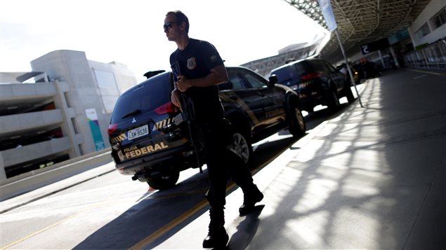 La policía se desplegó por el aeropuesto a la espera de la llegada de Batista.