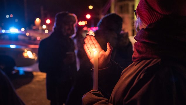 Le 29 janvier 2017, des gens font une veillée en hommage aux victimes de l’attentat au Centre culturel islamique de Québec