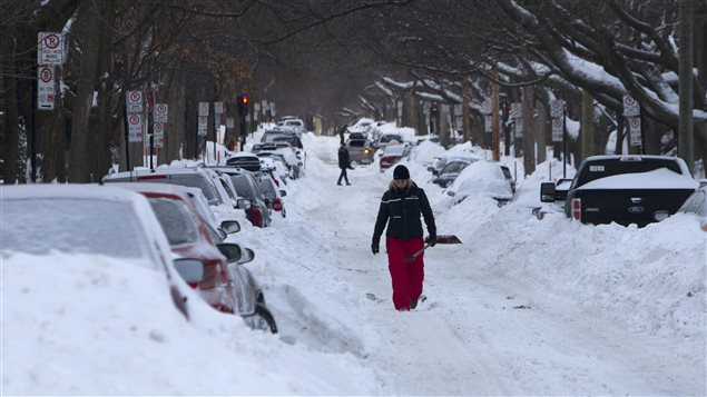 Tras una tormenta invernal en la ciudad, poco queda del romanticismo de los primeros copos de nieve.