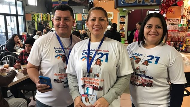 La candidata Karina Garces (centro) junto a dos de sus colaboradores en su visita a Toronto.