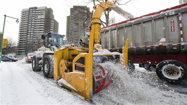 Remover la nieve, una tarea complicada y cada vez más costosa.