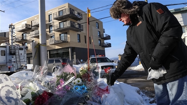 Quebequense deposita flores y palabras de solidaridad cerca del Centre culturel islamique de Québec para expresar su apoyo a la comunidad musulmana. 