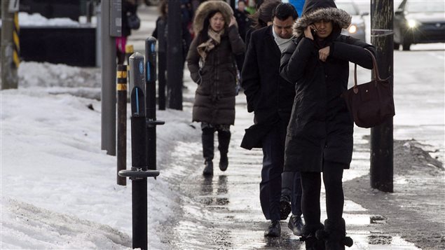 Las calles pueden congelarse y caminar se vuelve dificultoso.