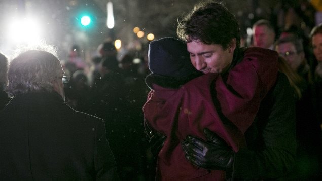 El primer ministro Justin Trudeau ofrece consuelo tras la masacre en una mezquita en Quebec.