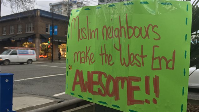 Affiche qui se trouve à l'angle des rues Nelson et Davie, à Vancouver. Affiche qui se trouve à l'angle des rues Nelson et Davie, à Vancouver.
