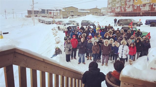 因纽特人居民为主的Iqaluit市居民集会悼念