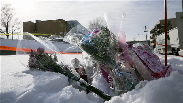 Des fleurs ont été déposées devant la mosquée de Québec. Photo : Radio-Canada