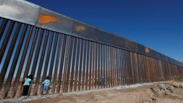 El muro entre México y Estados Unidos suma opositores.