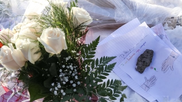 Ofrenda floral en la mezquita de Quebec tras la matanza de seis musulmanes en enero de 2017