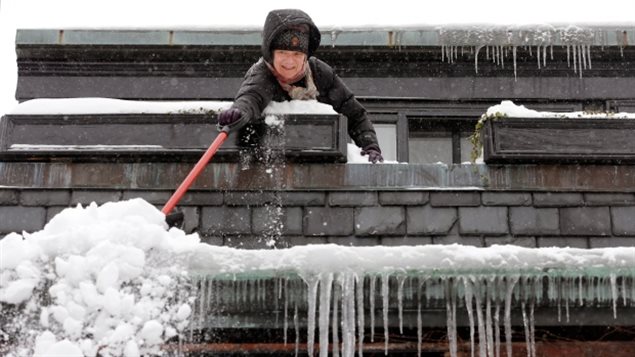 冰雪环境会导致摔倒、骨折等问题