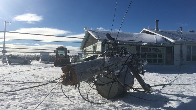 عمود كهرباء أسقطته أرضاً عواصف المطر الجليدي الأسبوع الفائت في لاميك في نوفو برونزويك. 