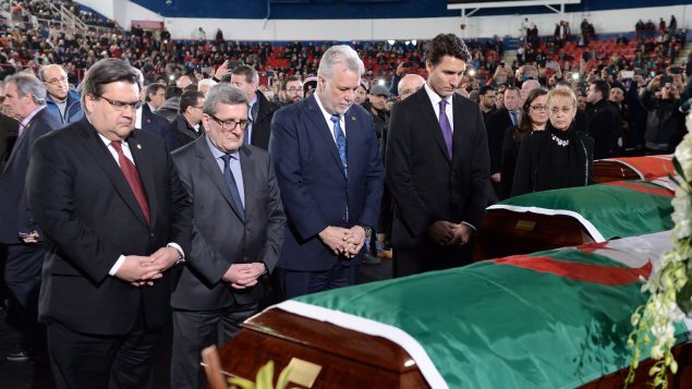 Denis Coderre, alcalde de Montreal; Régis Lebaume, alcalde de la ciudad de Quebec, Philippe Couillard, primer ministro de la provincia de Quebec y Justin Trudeau, primer ministro de Canadá en el servicio fúnebre en Montreal para tres de los seis musulmanes masacrados en la ciudad de Quebec. 