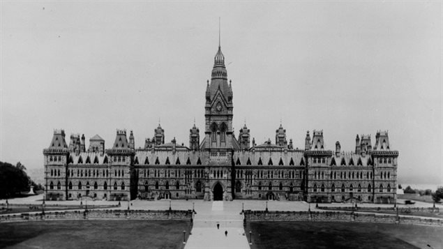 The Parliament building in Ottawa prior to 1916.
