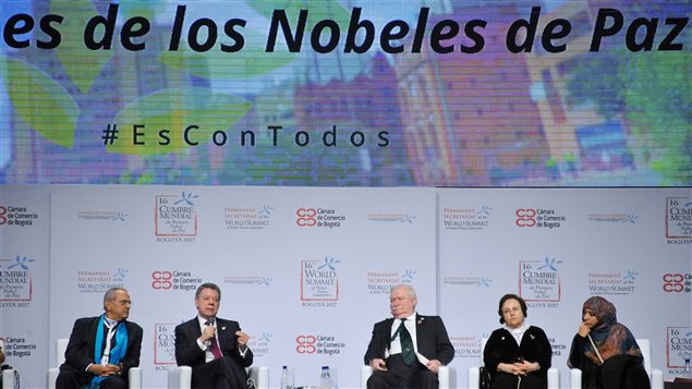 Los Nobeles José Ramos-Horta (1996), Juan Manuel Santos (2016), Lech Walesa (1983), Shirin Ebadi (2003) y Tawakkul Karman (2011) el 2 de febrero de 2017, en Bogotá, Colombia. 