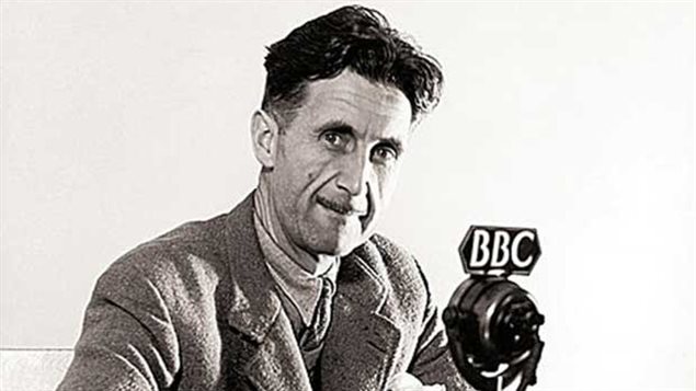 El escritor británico George Orwell, autor de la novela "1984", publicada en 1949.