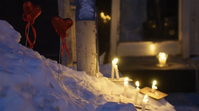 Des chandelles ont été allumées devant la Mosquée de la Capitale à Québec.