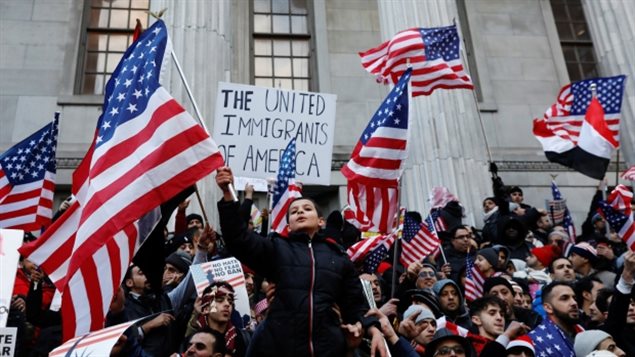 مظاهرة في بروكلين في نيويورك ضدّ قرار حظر السفر الذي أصدره الرئيس الأميركيّ دونالد ترامب 