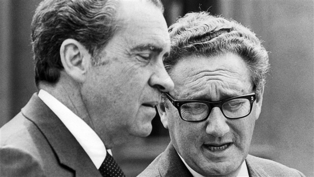 Le secrétaire d'État américain, Henry Kissinger (à dr.), en compagnie du président Richard Nixon Le secrétaire d'État américain, Henry Kissinger (à dr.), en compagnie du président Richard Nixon