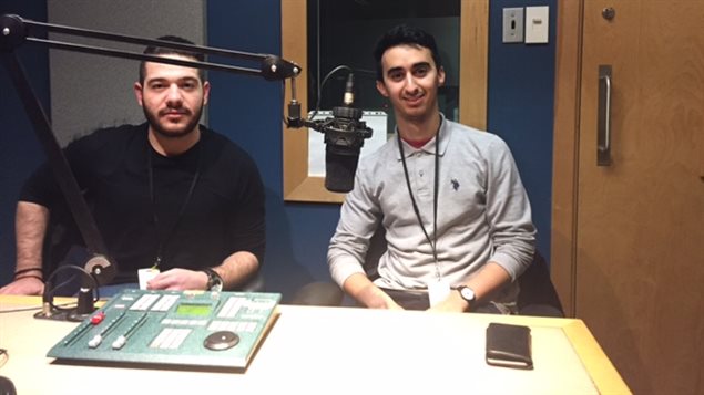 هشام خنافر (إلى اليمين) ونجم الدّين زباد في استديو راديو كندا الدوليّ