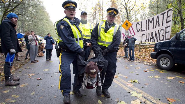 Paulson sostiene que la policía canadiense está apelando demasiado al uso de la fuerza.