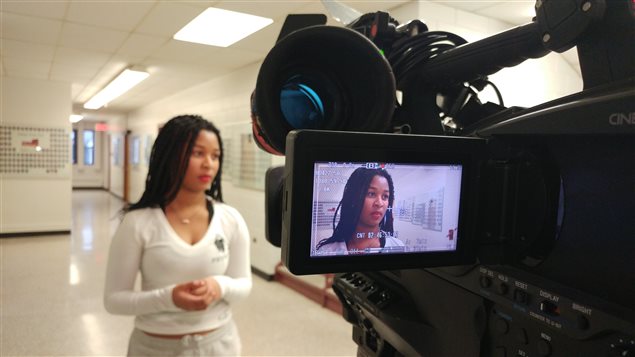 Pendant le tournage de Claudine, à Jeun'Info Manitoba