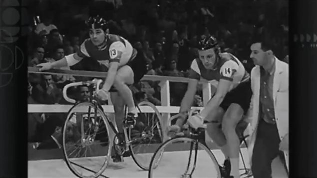 Deux cyclistes sur une piste intérieur. Deux cyclistes sur une piste intérieur.
