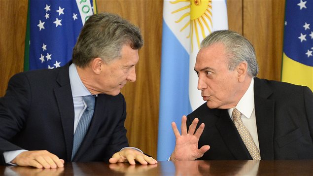 Los presidentes Mauricio Macri de Argentina (izq.) y Michel Temer de Brasil, el 7 de febrero 2017 en Brasilia. 
