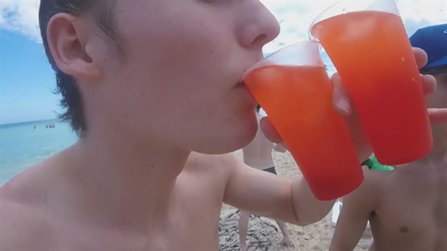 高中生这么喝酒不醉才怪