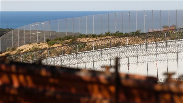 Sección del muro ya existente que separa a México y Estados Unidos en Tijuana.