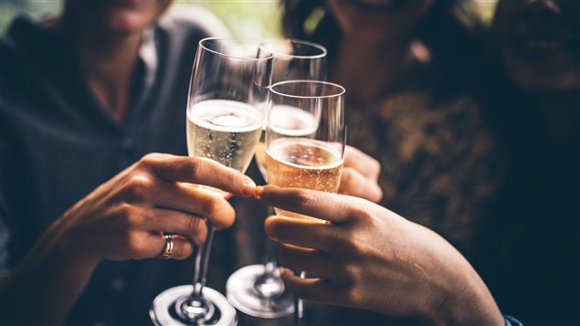 Des amis trinquent avec du champagne. Des amis trinquent avec du champagne.