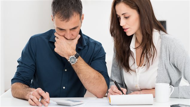 Un couple fait son budget. Un couple fait son budget.