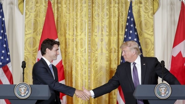 مصافحة بين الرئيس الأميركي دونالد ترامب (إلى اليمين) ورئيس الحكومة الكندية جوستان ترودو في مؤتمرهما الصحافي المشترك في واشنطن في 13 شباط (فبراير) الجاري