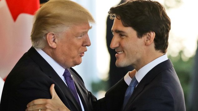Le président américain, Donald Trump, reçoit le premier ministre canadien, Justin Trudeau, à la Maison-Blanche. Photo : Reuters/Carlos Barria