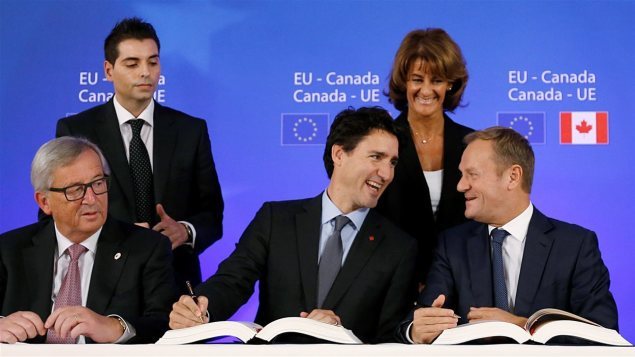 Le président de la Commission européenne Jean-Claude Juncker, le premier ministre du Canada Justin Trudeau et le président du Conseil européen Donald Tusk signent l’accord de libre-échange Canada-UE, le 30 octobre. Photo : Reuters/Francois Lenoir
