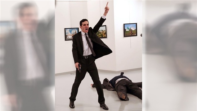 La photo de l'année du World Press Photo, prise par le photographe turc Burhan Ozbilici, montre l'assassinat de l'ambassadeur russe en Turquie, Andrey Karlov, le 16 décembre 2016. La photo de l'année du World Press Photo, prise par le photographe turc Burhan Ozbilici, montre l'assassinat de l'ambassadeur russe en Turquie, Andrey Karlov, le 16 décembre 2016.