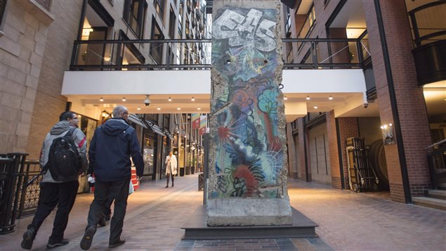 Pedazo del Muro de Berlín expuesto en el atrio del Centro Internacional de Comercio de Montreal. 