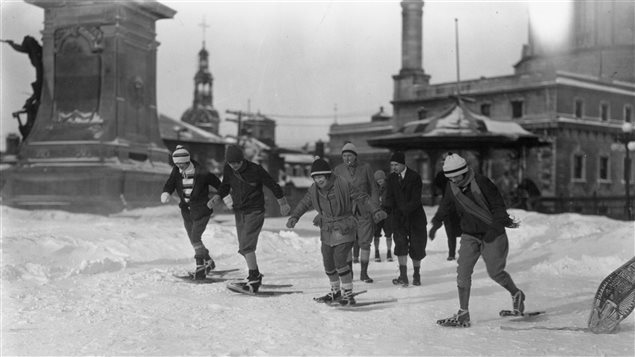 Des raquetteurs à Québec, vers 1930 Des raquetteurs à Québec, vers 1930