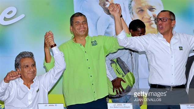 El presidente ecuatoriano Rafael Correa, centro, levanta las manos del candidato presidencial de Alianza País, Lenín Moreno, a la izquierda, y su compañero Jorge Glas.