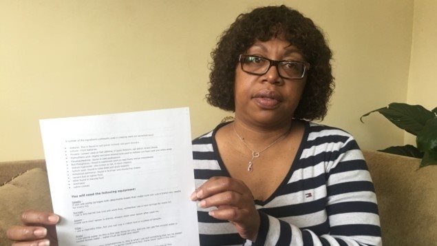 Delight Greenidge, muestra las instrucciones que su hijo recibió. 