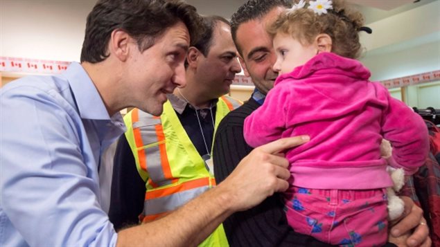 一年前特鲁多在多伦多国际机场欢迎叙利亚难民