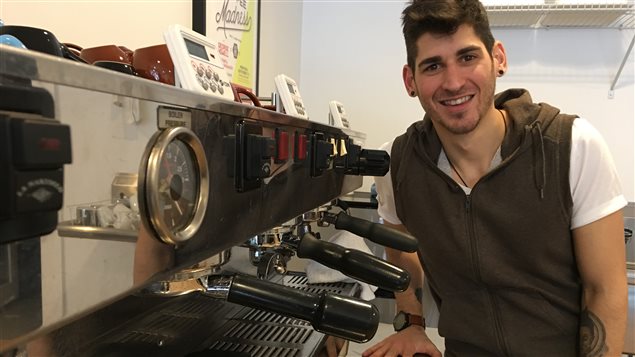 David Lalonde devant sa machine à café. David Lalonde devant sa machine à café.