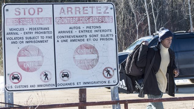 Ce migrant venu de Mauritanie s’apprête à traverser illégalement la frontière entre les États-Unis et le Canada afin de demander le statut de réfugié en territoire canadien. 