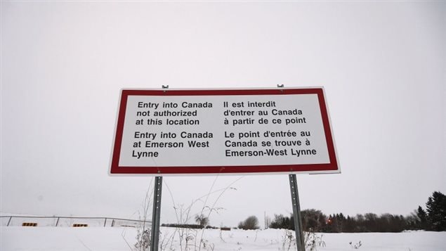 Un panneau situé à proximité d’Emerson, au Manitoba, indique qu’il est interdit de passer la frontière canado-américaine sans passer par un poste frontalier.