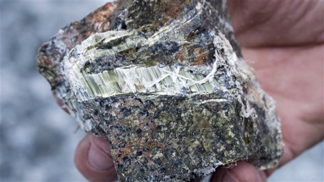 Un morceau de chrysotile provenant de la mine d'amiante Jeffrey, à Asbestos Un morceau de chrysotile provenant de la mine d'amiante Jeffrey, à Asbestos