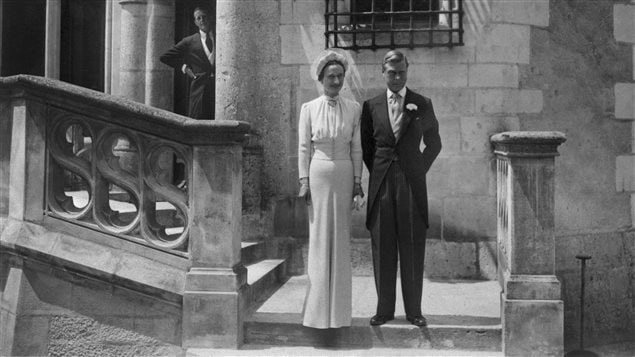 Édouard, duc de Windsor, et sa femme Wallis Simpson lors de leur mariage au château de Condé, en France, en juin 1937 Édouard, duc de Windsor, et sa femme Wallis Simpson lors de leur mariage au château de Condé, en France, en juin 1937