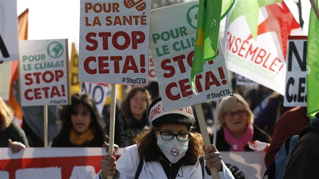 Manifestaciones contra la firma del Acuerdo de Libre Comercio entre la Unión Europea y Canadá cerca del Parlamento Europeo en Estrasburgo, Francia, el 15 de febrero 2017.