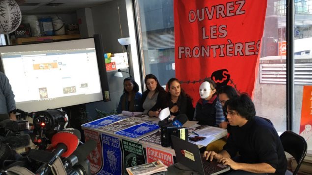 Conférence de presse de l’organisme Solidarité sans frontières au sujet de la résolution pour faire de Montréal une ville refuge Photo : Radio-Canada/Benoît Chapdelaine