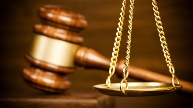 Justice : marteau et balance