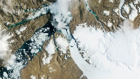 Le glacier Petermann au Groenland a connu un événement de vêlage majeur en 2012. (NASA / NOAA / Aqua - MODIS)
